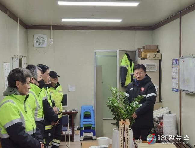 조용익 부천시장이 현장대기소를 찾아 환경미화원들의 노고에 감사를 표하고 있다.