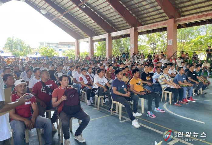 외국인 계절근로자사업 참여를 위해 설명을 듣고 있다.