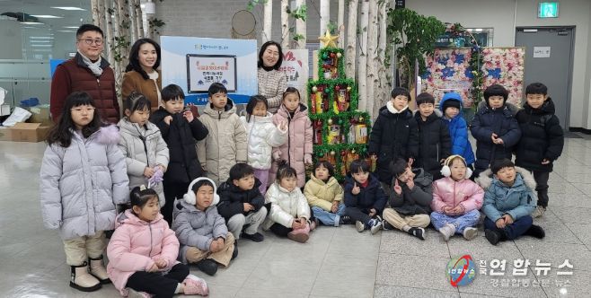 시립광명어린이집 어린이들은 지난 6일 어려운 이웃을 돕기 위해 집에서 가져온 식료품을 모아 광명5동 지역사회보장협의체에 기부하는 행사를 가졌다.