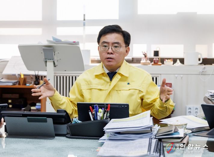 진교훈 서울 강서구청장이 ‘시내버스 파업 대비 긴급 대책회의’를 열고 셔틀버스 운영 현황을 점검하고 있다