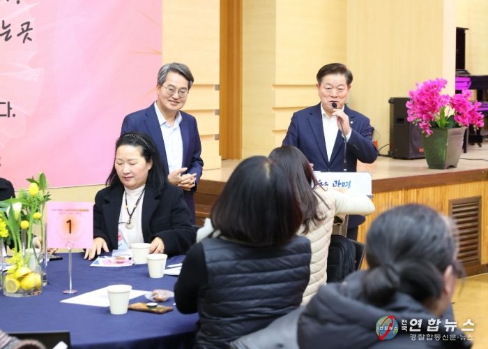 박승원 광명시장과 김동연 경기도지사가 13일 시청 대회의실에서 열린 '2026년 광명시 사회연대경제 사업설명회'에 참석해 인사말을 하고 있다.