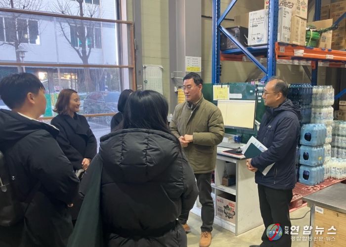 지난 13일 광명시 중소유통공동도매물류센터에서 시흥시 소상공인과 관계 부서 공무원, 시흥시정연구원 관계자들이 광명시 중소유통공동도매물류센터의 운영 사례를 공유받고 있다.