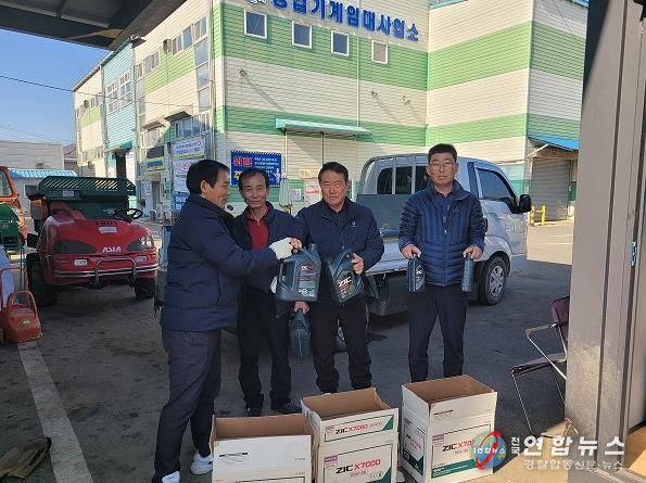 폐오일 수거 후 새 엔진오일을 지급받고 있는 사진