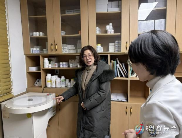 지난 14일, 한현택 지역의료과장이 목면 지곡보건지료소를 방문해 근무자들을 격려하고 있다.