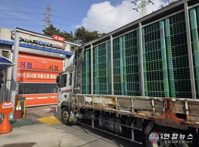 축산차량이 소독을 위해 음암면에 있는 거점소독시설에서 대기하는 모습