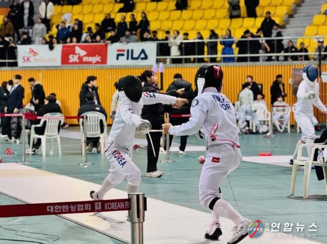 태극마크 향한 칼끝 승부…익산서 펼쳐진 펜싱 대격돌