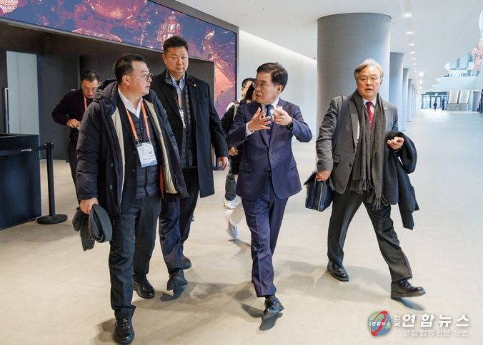 진교훈 서울 강서구청장(맨 앞 가운데)이 (사)세계한인경제무역협회 관계자 등과 ‘2026 한국 비즈니스 엑스포 강서’ 개최 장소인 코엑스 마곡을 방문해 현장을 답사하고 있다.