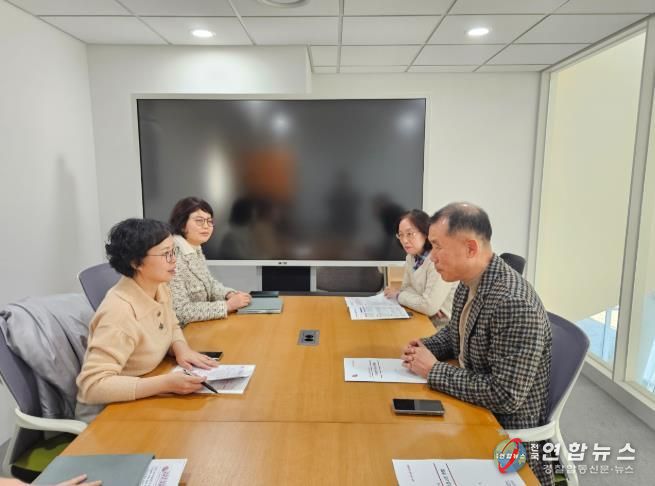 문현주 천안시 도서관본부장(사진 왼쪽 첫번째)이 김용 충남도서관장(사진 오른쪽 첫번째)을 만나 공공도서관 건립을 위한 지원을 건의하고 있다.