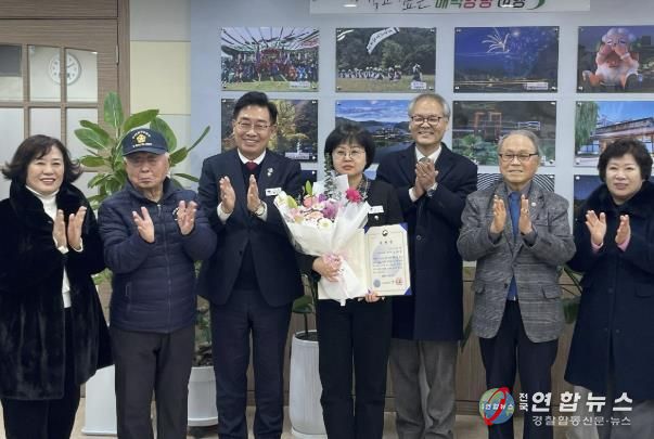 양평군청 김은정 주무관(가운데)이 국가보훈부장관 표창을 전수 받은 후 박용주 경기북부보훈지청장(오른쪽), 전진선 양평군수(왼쪽) 및 보훈단체장 등에게 축하를 받고 있다.