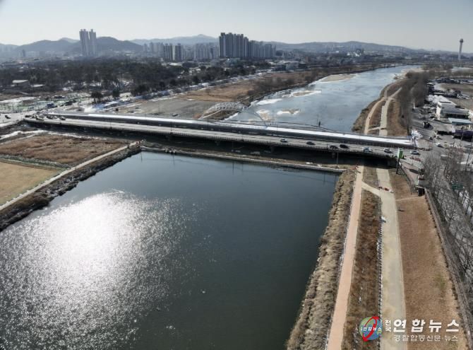 아산충무교 건설공사의 아산방향 시공 완료에 따라 교통전환을 준비하고 있다