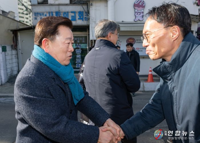 박승원 광명시장(사진 왼쪽)이 개웅교 재가설 공사에 대한 시민 안전 보완 대책을 마련해줄 것을 요청하고자 6일 오후 개웅교 재가설 공사 현장에서 이승환 한강유역환경청장(사진 오른쪽)을 만나 인사를 나누고 있다.