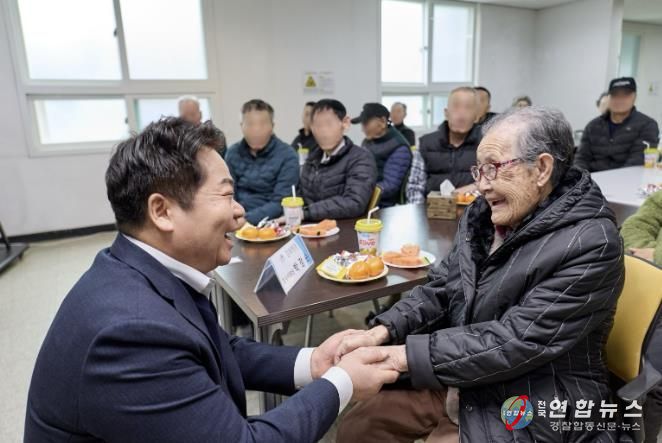 오세현 아산시장이 온양정애원 어르신과 인사나누는 모습