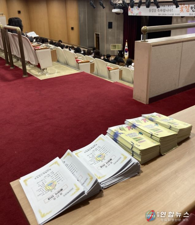 1. 천안시가 고등학교 졸업식에서 ‘새내기 청년을 위한 청년정책’ 홍보 활동을 펼쳤다.