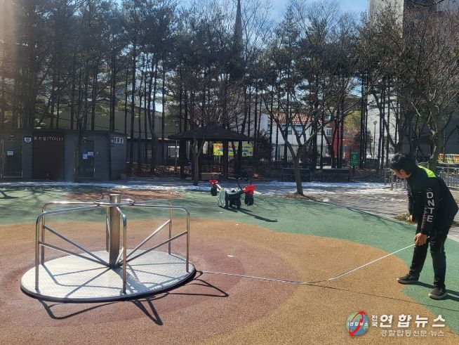 1. 지난해 어린이놀이시설 점검 모습.