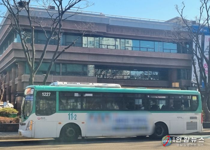 11-2번 버스가 운행 중인 모습.