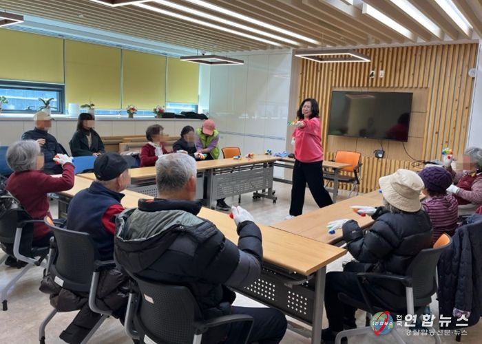 3일 소하동 치매안심센터에서 '기품(기억을 품은) 쉼터' 첫 회기를 진행하고 있다.