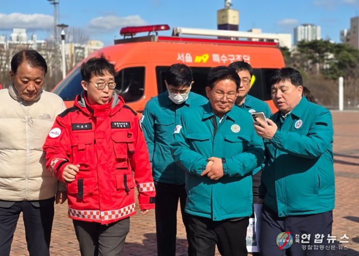 박강수 마포구청장이 매봉산 일대에서 진행된 산불진화 합동훈련 현장을 찾았다.