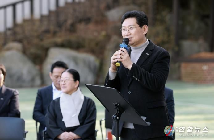 이상일 시장이 3일 헌산중에서 열린 '국제바칼로레아(IB) 인증 현판식'에 참석해 축사를 하고 있다