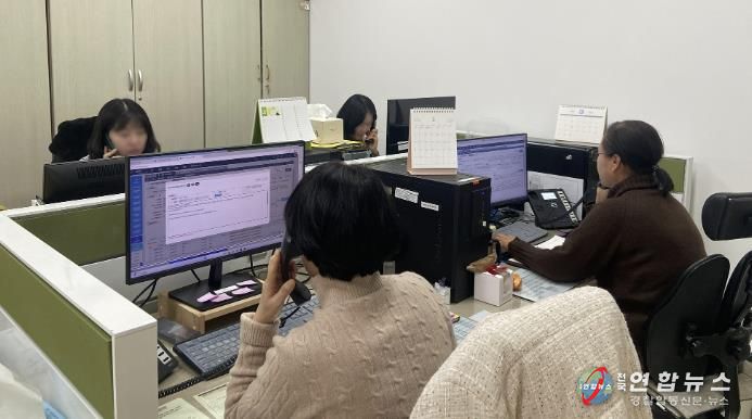 체납세금 징수단이 전화상담을 통해 체납액 자진납부를 독려하는 모습