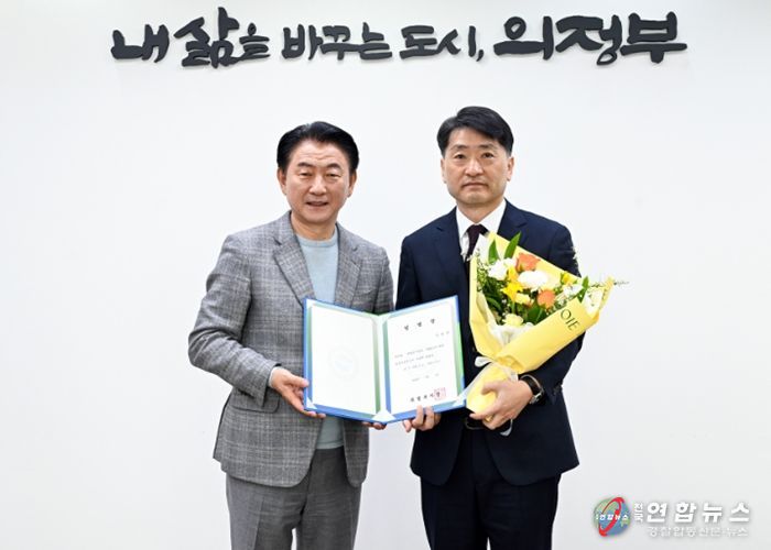 3월 5일 전현영(사진 오른쪽) 의정부도시공사 신임 사장이 김동근 시장에게 임명장을 받은 뒤 함께 기념촬영을 하고 있다.