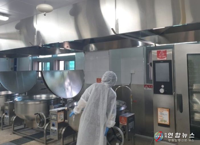 관내 유치원·학교 집단급식소 및 식재료 공급업체를 대상으로 위생 점검을 진행하고 있다.