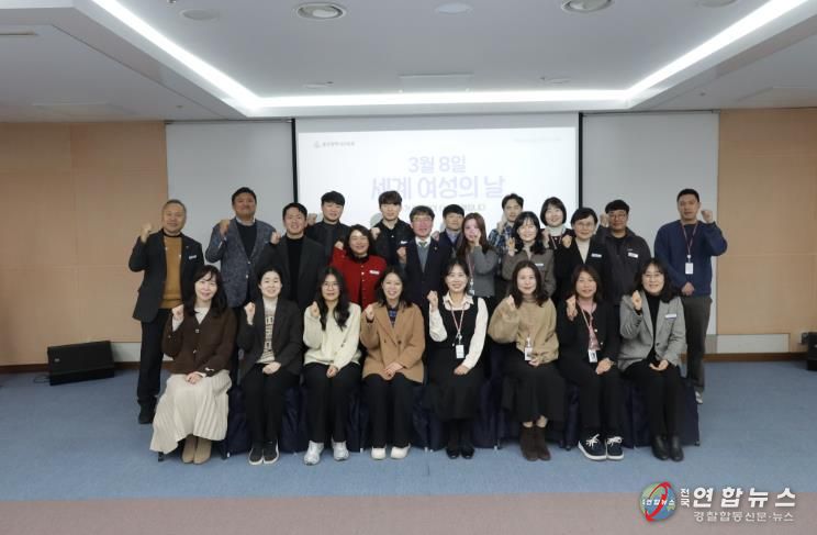 천창수 교육감이 5일 집현실에서 열린 세계 여성의 날 기념행사에 참석해 직원들과 기념사진을 찍고있다