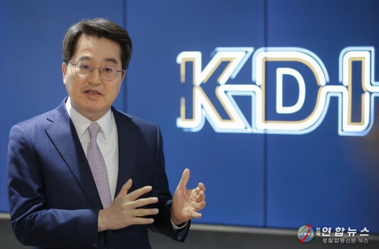 세종시 한국개발연구원에서 열린 재정사업평가 분과위원회 참석을 마치고 내용을 설명하는 김동연 지사