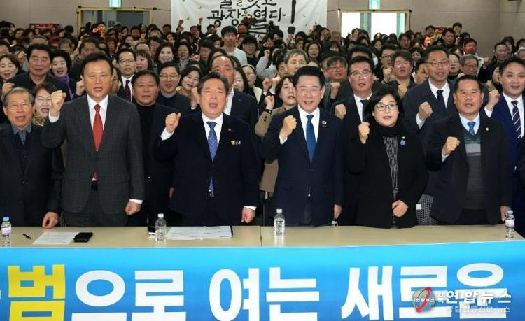 전남·광주 행정통합 광주 자치구 초청 타운홀미팅 사진-김영록 전라남도지사가 9일 광주 남구청에서 열린 ‘전남·광주 행정통합 광주 자치구 초청 타운홀미팅(남구)’에서 김병내 남구청장 등 참석자들과 기념촬영을 하고 있다.