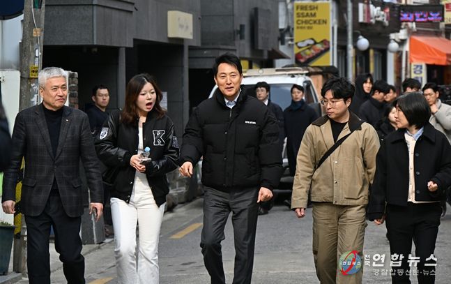 오세훈 서울시장이 9일(월) 오후 동대문구 휘경동 일대에서 청년들과 함께 전·월세 실태와 주거 환경을 점검하고 있다.
