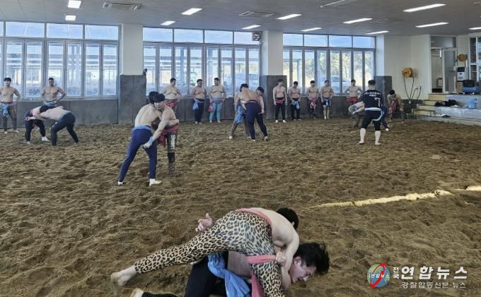태안군 전용씨름장에서 전지훈련을 실시하고 있는 선수들의 모습
