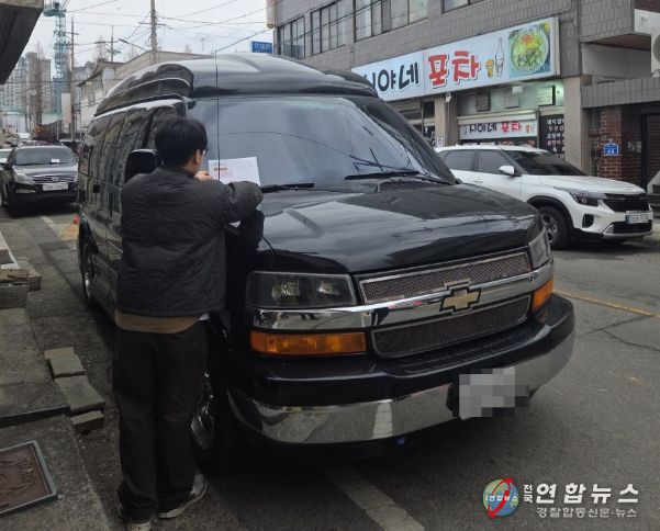 천안시 공무원들이 10일 새벽 아파트와 빌라 밀집 지역을 중심으로 일제 단속을 실시하고 있다.