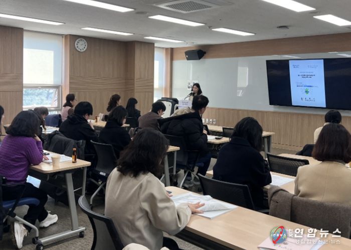 지난 10일 광명시평생학습원에서 동 행정복지센터 사회복지 업무 담당자를 대상으로 '사회복지 담당자 역량 강화 교육'을 실시하고 있다.