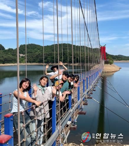 천장호 출렁다리를 찾은 '2025년 한달살기' 참가자들