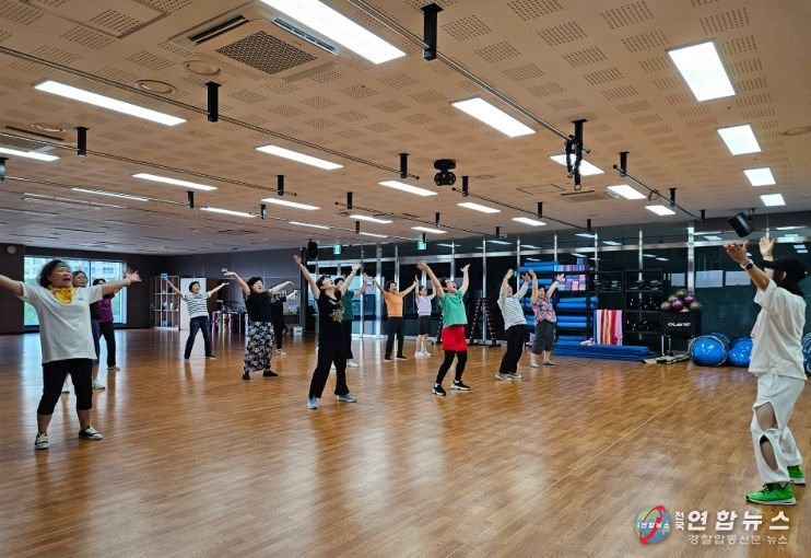 1. 천안시민들이 북부스포츠센터에서 운영 중인 시니어트로트댄스 수업에 참여하고 있다.