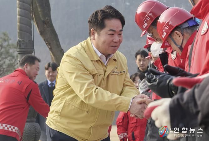 시장 현장 방문으로 산불감시원 등 격려 모습