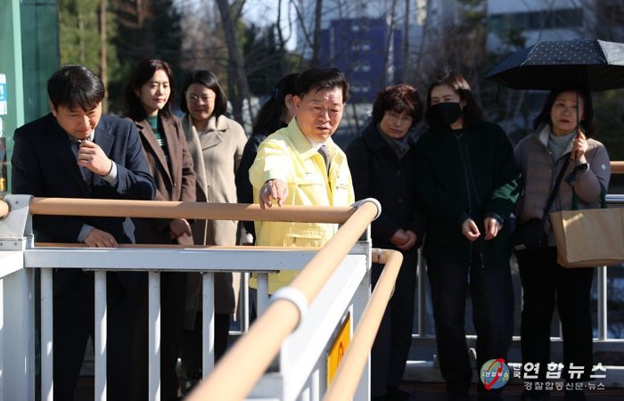 박승원 광명시장이 지난 13일 보수 및 보강공사가 완료된 햇무리 육교를 찾아 현장을 둘러보고 있다.