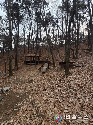 시설이 노후화된 수지구 광교산 숲길 전경