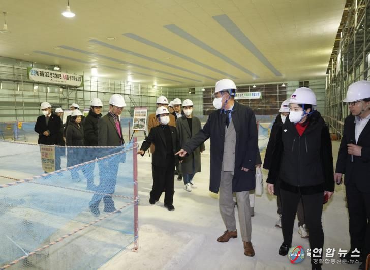 올림픽기념국민생활관 내 공사현장과 스크린파크골프장을 방문한 정문헌 구청장의 모습