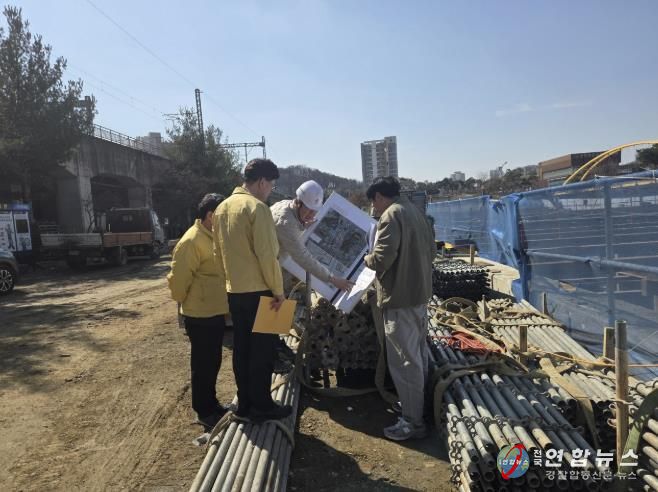 공사현장 점검 사진(공사현장 관계자, 행정안전국장, 안전총괄과장)