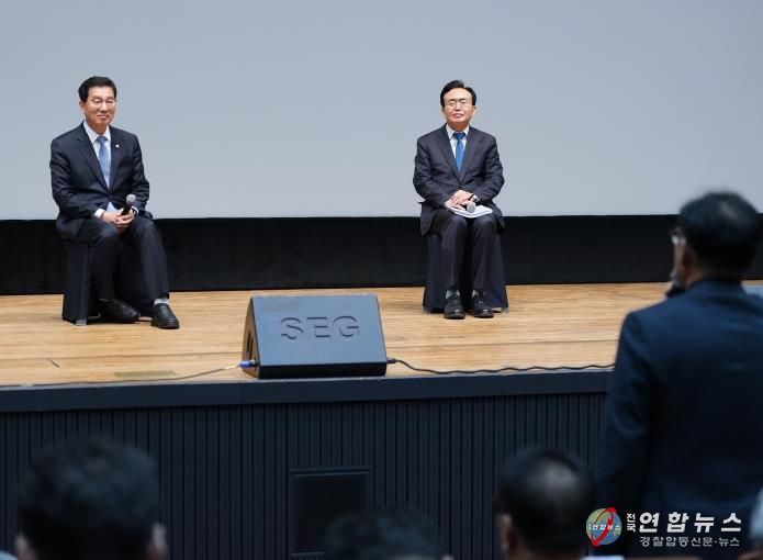 윤병태 시장과 신정훈 국회의원이 패널로 참여해 시민들과 질의응답 시간을 가지고 있다(사진 제공-나주시)