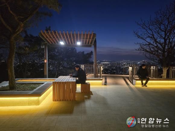 전국 최장 ‘도롱뇽마을 무장애나눔길’ LED 반딧불 조명 운영