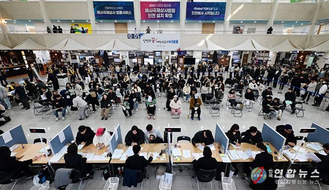 2026년 3월 16일 시청 중앙홀에서 천원주택 예비입주자 접수를 받고 있다