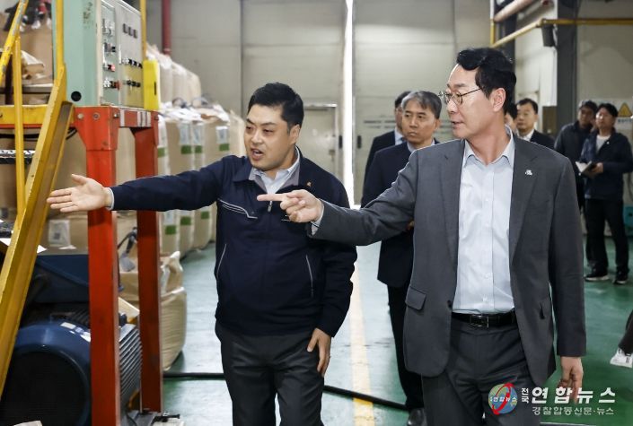정명근 화성특례시장이 25일 관내 보온재 제조업체를 방문해 원재료 수급상황을 점검하고 있다.