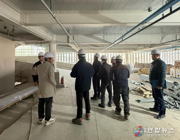 건축시공, 구초, 기계설비 등 전문가로 구성된 품질검수단이 현장을 점검하고 있다