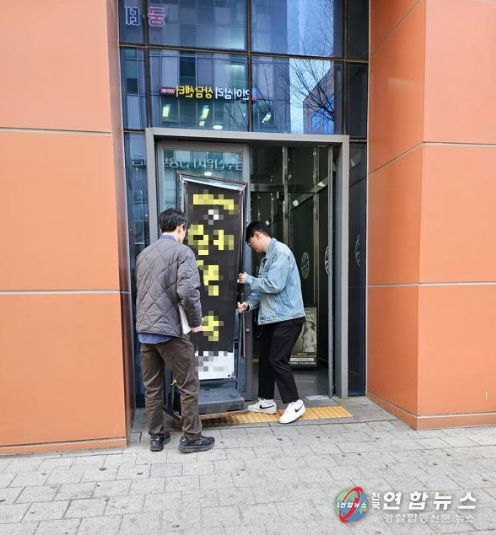 연수구, 송도동 내 상가주변 불법 유동광고물 야간 정비