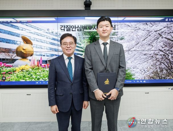 진교훈 서울 강서구청장(왼쪽)이 27일(금) 구청에서 열린 ‘갑질안심변호사 위촉식’에서 신준선 변호사를 위촉하고 기념촬영을 하고 있다.