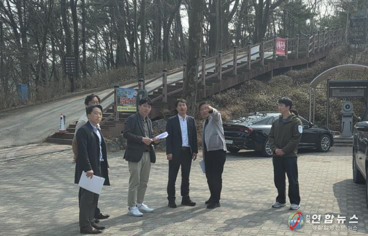 전상욱 부군수(왼쪽 네 번째)가 주요 관광시설을 답사하면서 강희선 관광진흥과장(오른쪽 두 번째)로부터 현황 설명을 듣고 있다.