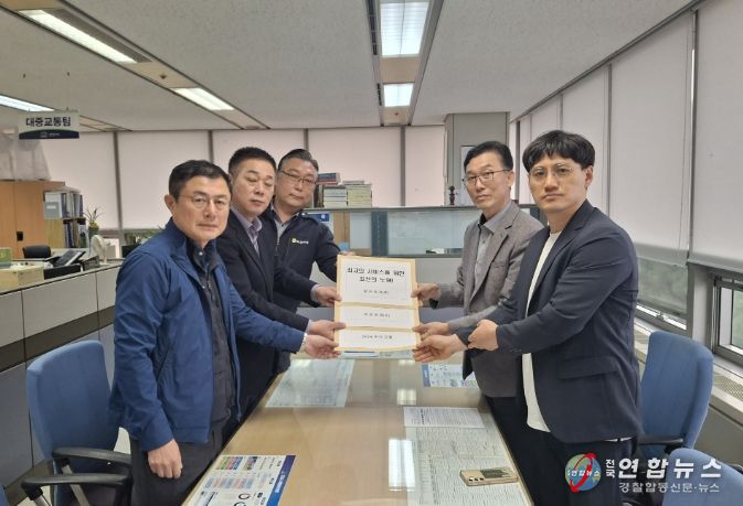 천안시 시내버스 운수 3사 노동조합 지부장들이 30일 천안시에 ‘난폭운전 근절 서약서’를 제출하고 있다.