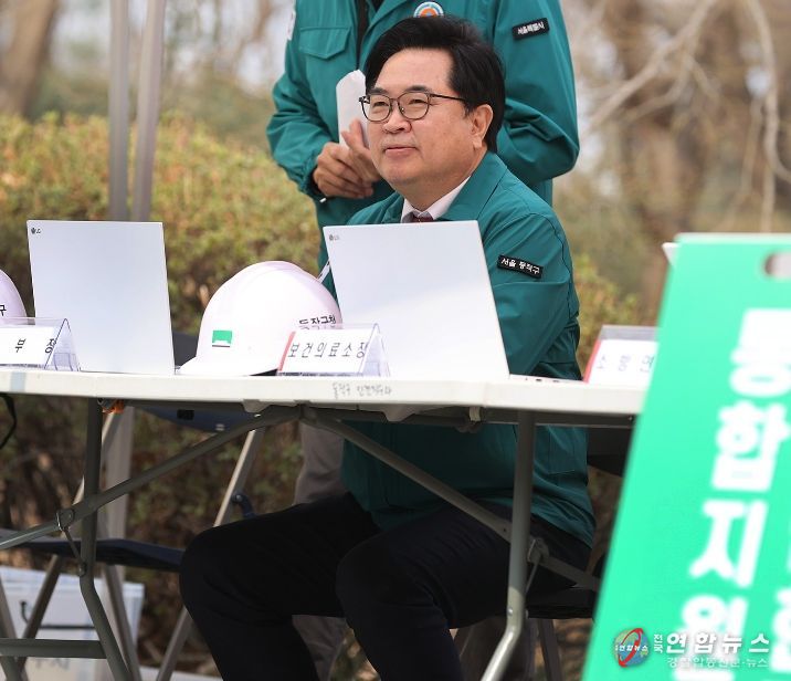 박일하 동작구청장이 지난 27일 현충원 내 서달산 일대에서 ‘유관기관 합동 산불대응 모의훈련’에 참여하고 있다.