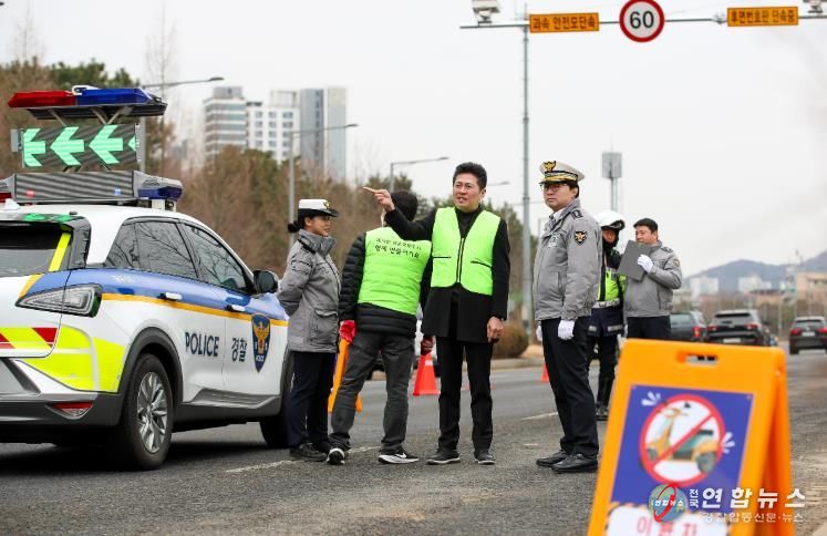 김정헌 중구청장이 지난 3월 1일 하늘대로 일원을 찾아 이륜차 소음 합동점검 현장을 살피고 있다